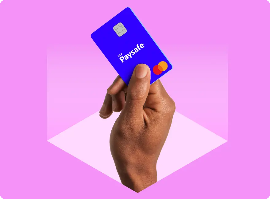 PaysafeCard sortant d’un sol rose à carrés tenu en main